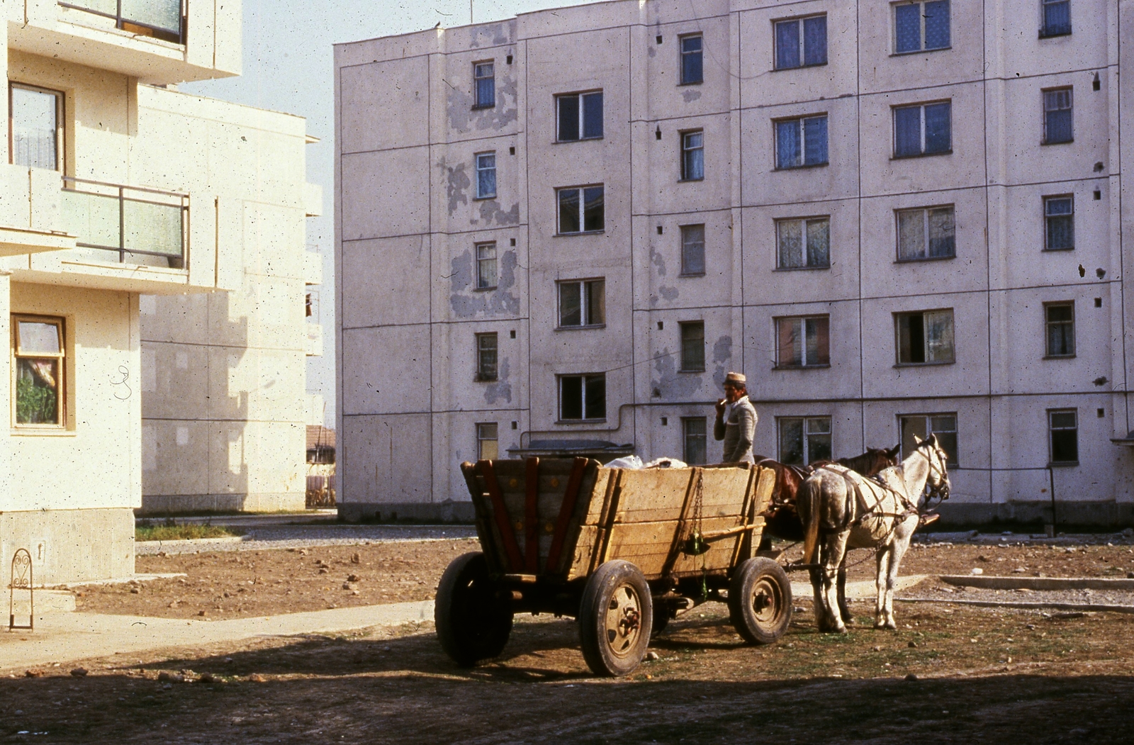 Romania, 1989, Urbán Tamás, horse, chariot, Horse-drawn carriage, blocks, Fortepan #46992