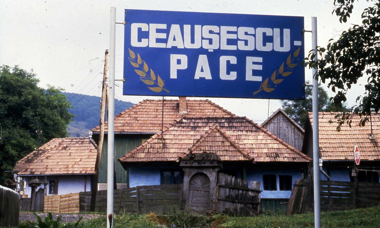 Romania, 1989, Urbán Tamás, village, colorful, label, political decoration, road sign, peace, Fortepan #46994