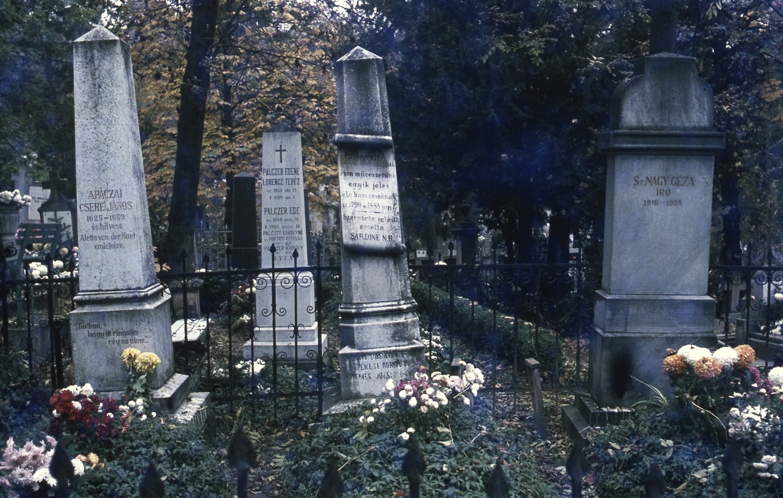 Romania,Transylvania, Cluj-Napoca, Házsongárdi temető. Apáczai Csere János és felesége sírja., 1988, Urbán Tamás, colorful, cemetery, Fortepan #47007