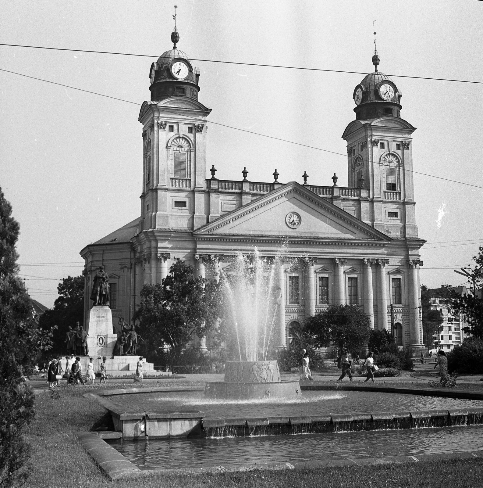 Magyarország, Debrecen, Kossuth tér, Kossuth-szoborcsoport és a Református Nagytemplom., 1960, Urbán Tamás, szökőkút, szobor, klasszicizmus, timpanon, Kossuth Lajos-ábrázolás, szoborcsoport, Rabl Károly-terv, Péchy Mihály-terv, Fortepan #47029
