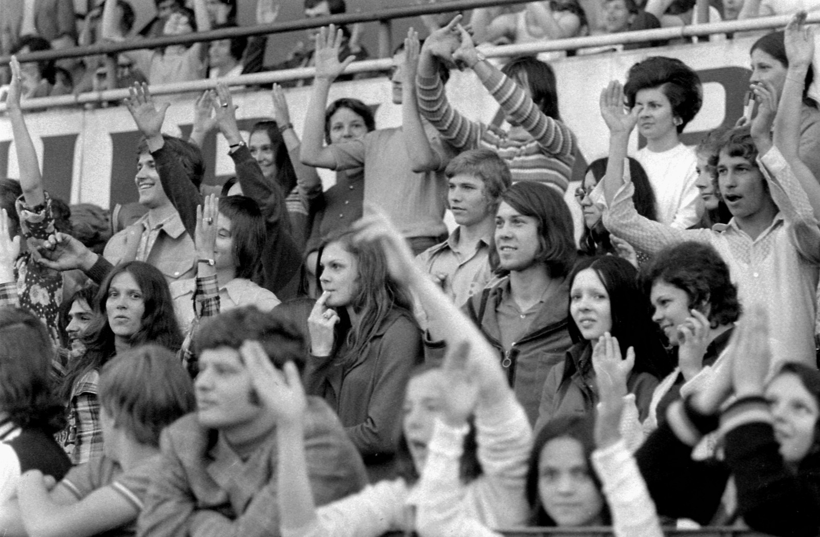 Magyarország, Miskolc, DVTK stadion, Rockfesztivál., 1973, Urbán Tamás, közönség, hajviselet, Fortepan #47034