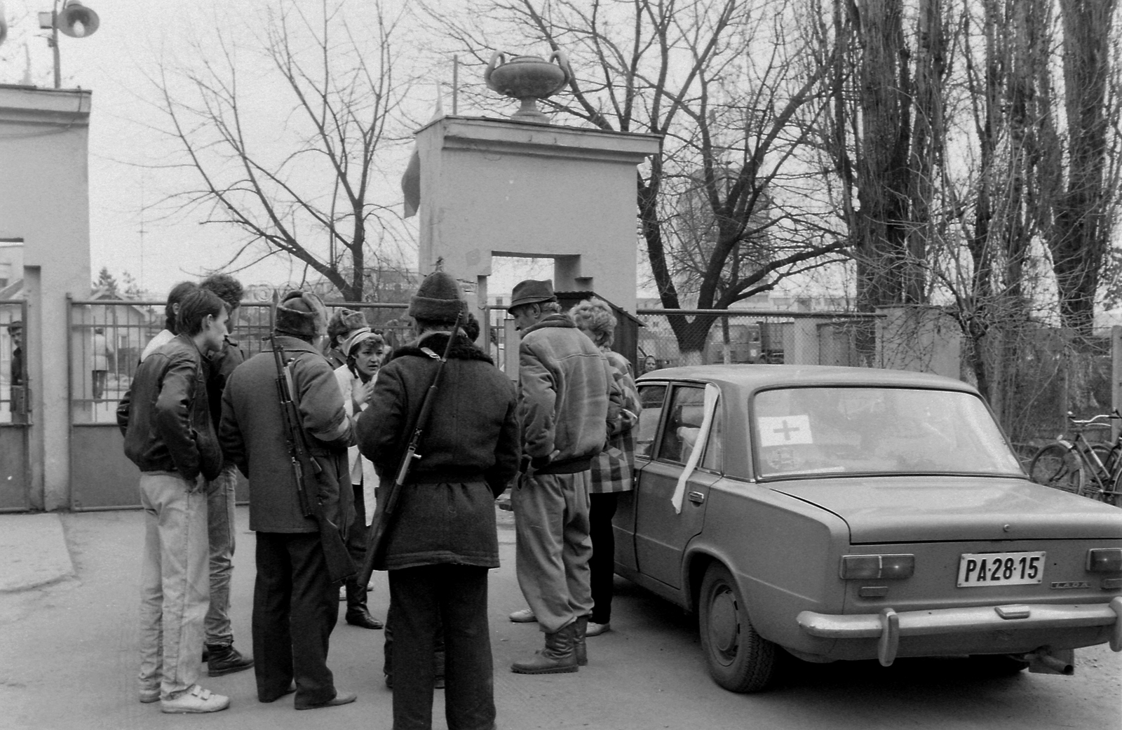 Romania,Transylvania, Romániai forradalom., 1989, Urbán Tamás, men, Lada-brand, weapon, woman, number plate, Romanian revolution, regime change, Fortepan #47039