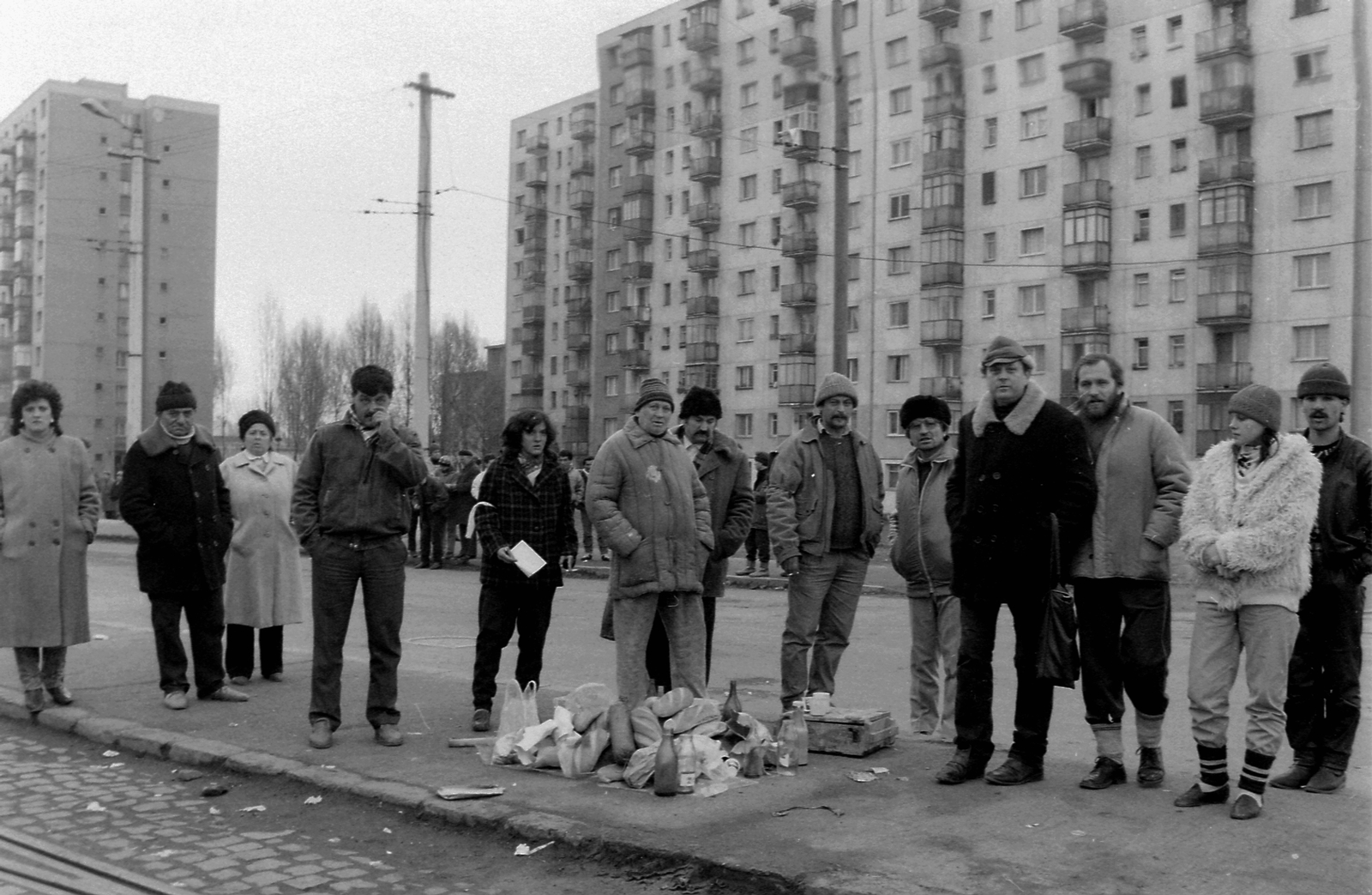 Románia,Erdély, Arad, Calea Aurel Vlaicu. Romániai forradalom., 1989, Urbán Tamás, nők, férfiak, lakótelep, utcakép, csoportosulás, kenyér, román forradalom, rendszerváltás, Fortepan #47041