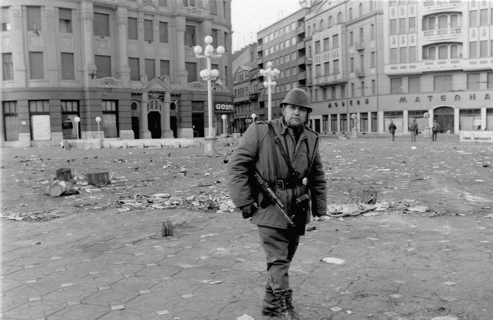 Romania,Transylvania, Timisoara, Piata Victoriei. Romániai forradalom., 1989, Urbán Tamás, street view, Kalashnikov, weapon, helmet, city centre, regime change, Romanian revolution, Fortepan #47042