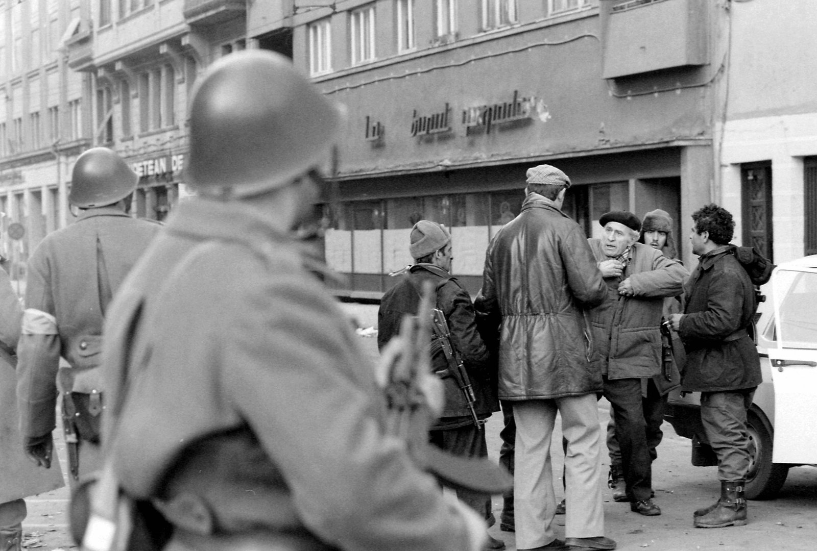 Románia,Erdély, Temesvár, Bulevardul Republicii a Piata Victoriei felől nézve. Romániai forradalom., 1989, Urbán Tamás, egyenruha, üzlet, forradalom, férfiak, utcakép, Kalasnyikov, igazoltatás, fegyver, rohamsisak, üzletportál, katona, szőrmesapka, rendszerváltás, román forradalom, Fortepan #47045