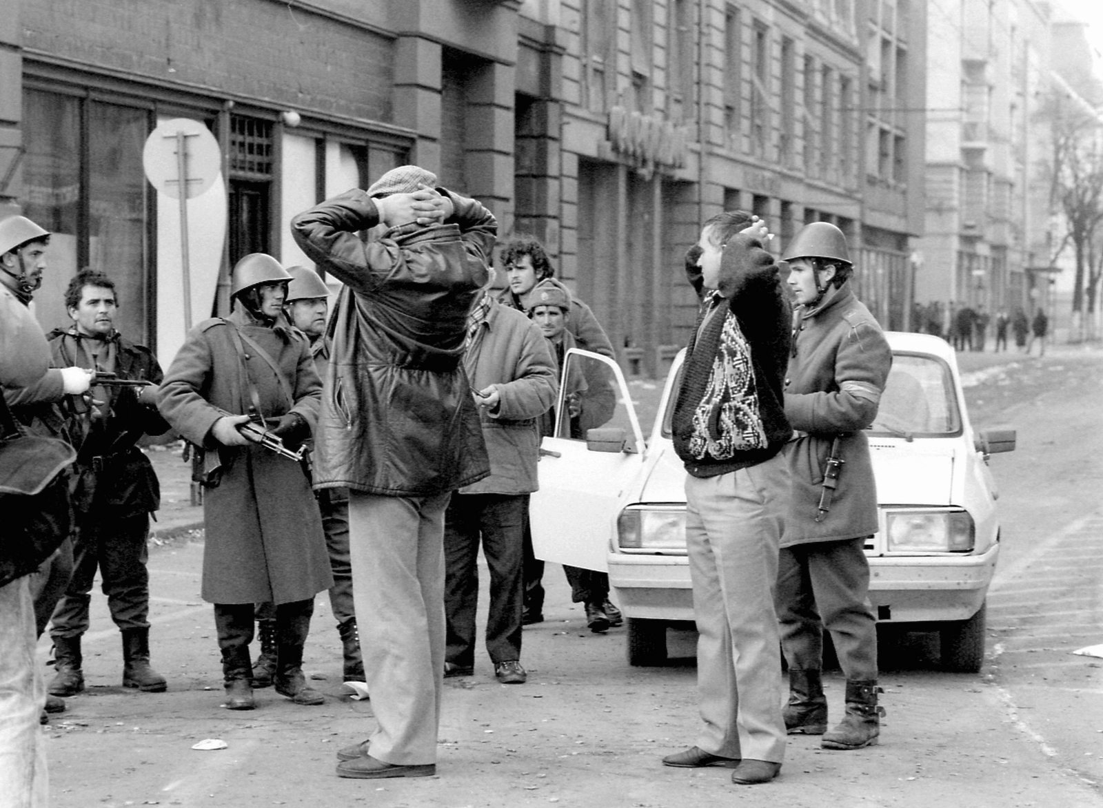 Romania,Transylvania, Timisoara, Bulevardul Republicii a Piata Victoriei felől nézve. Romániai forradalom., 1989, Urbán Tamás, uniform, revolution, men, street view, Dacia-brand, Kalashnikov, identity check, weapon, helmet, soldier, prisoners, regime change, Romanian revolution, hands behind the head, intertwined fingers, Fortepan #47046
