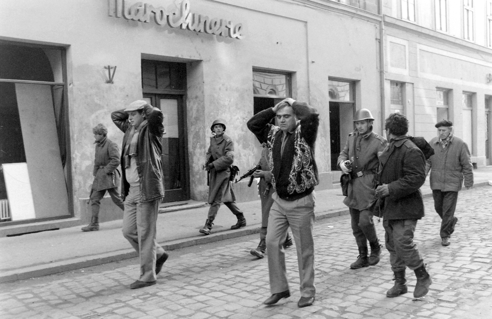 Romania,Transylvania, Timisoara, Strada Alba Iulia. Romániai forradalom., 1989, Urbán Tamás, uniform, revolution, men, street view, Kalashnikov, weapon, helmet, soldier, prisoners, regime change, Romanian revolution, hands behind the head, Fortepan #47048