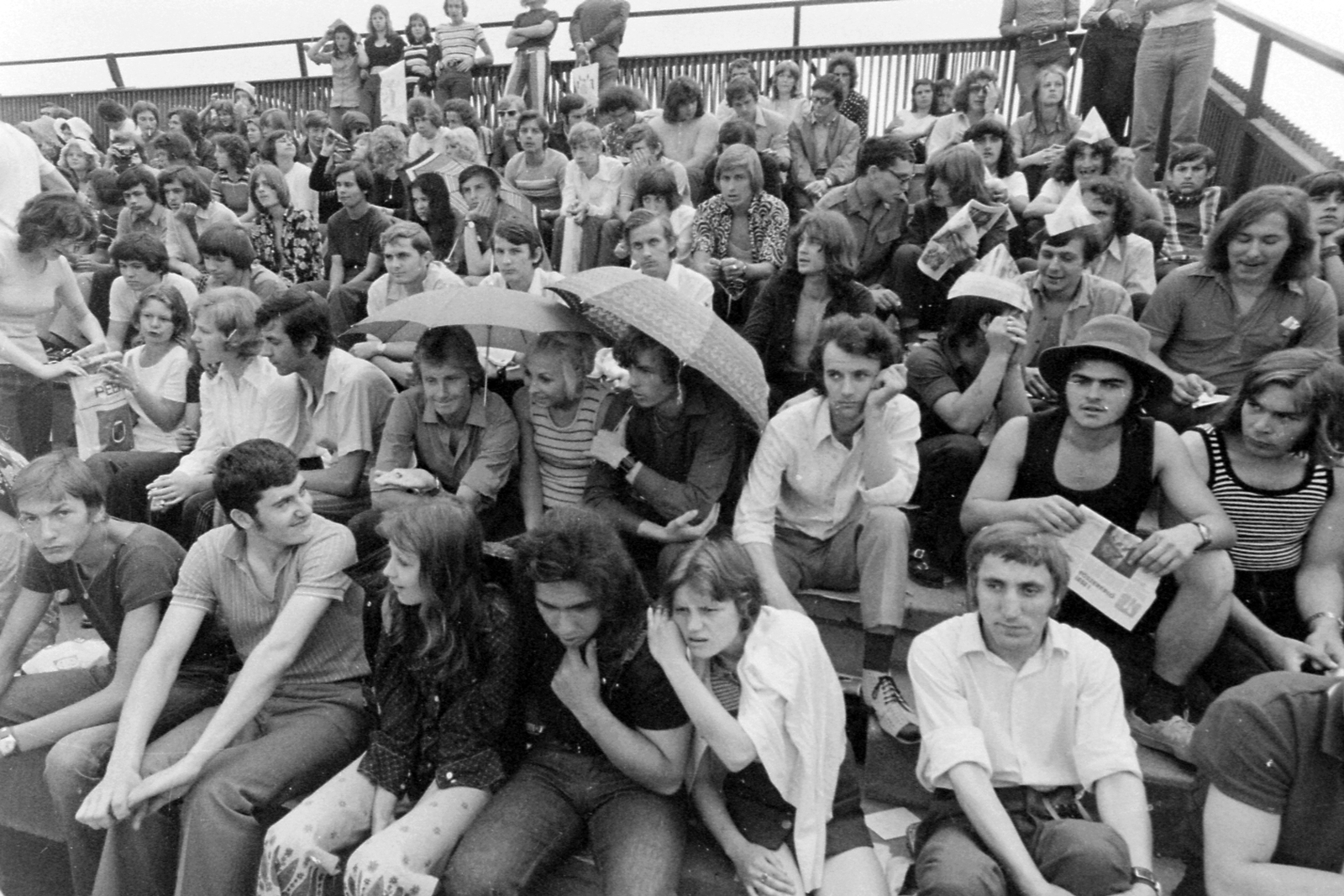 Hungary, Miskolc, DVTK stadion, Rockfesztivál., 1973, Urbán Tamás, beat era, umbrella, audience, Fortepan #47051