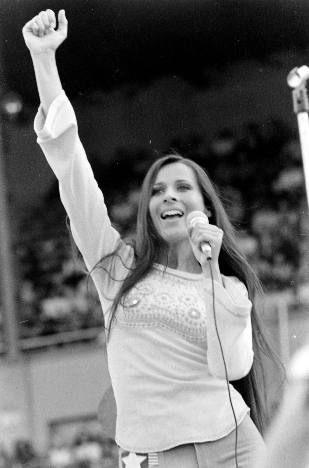 Hungary, Miskolc, DVTK stadion, Rockfesztivál. Koncz Zsuzsa., 1973, Urbán Tamás, celebrity, microphone, hairdo, Fortepan #47054