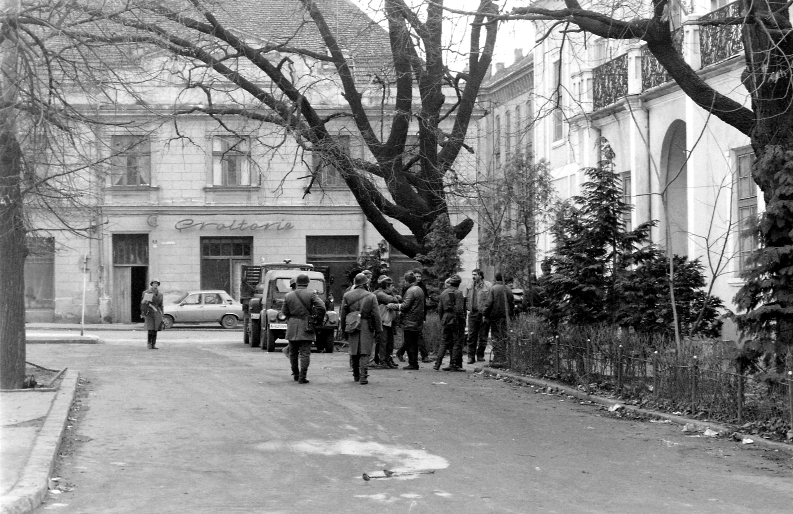 Románia,Erdély, Temesvár, Piața Libertății (Jenő herceg tér). Romániai forradalom., 1989, Urbán Tamás, Dacia-márka, ARO-márka, katona, rendszerváltás, román forradalom, igazoltatás, Fortepan #47055