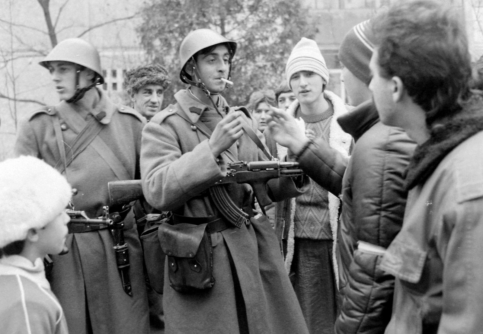Romania,Transylvania, Timisoara, Romániai forradalom., 1989, Urbán Tamás, smoking, uniform, revolution, men, Kalashnikov, weapon, helmet, boy, soldier, regime change, Romanian revolution, bayonet, cartridge-pouch, talks, Fortepan #47056