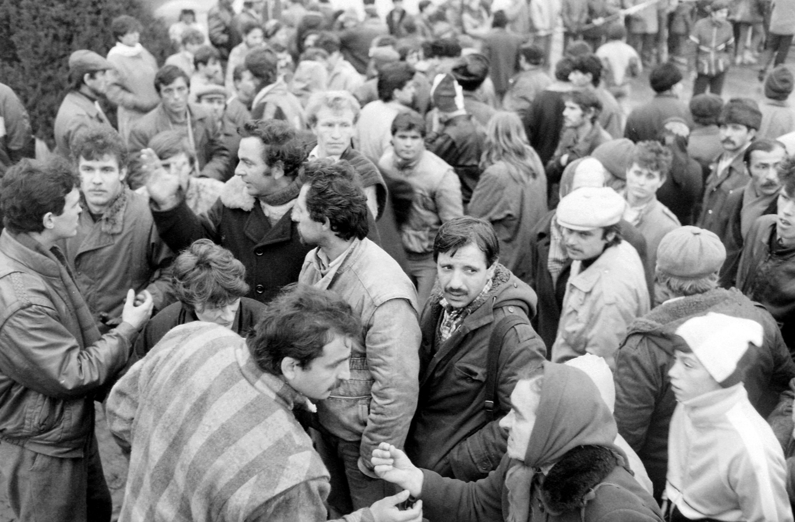 Romania,Transylvania, Timisoara, a felvétel a Podul Traian (Traianus híd)-nál készült a romániai forradalom idején., 1989, Urbán Tamás, revolution, women, men, regime change, Romanian revolution, Fortepan #47064