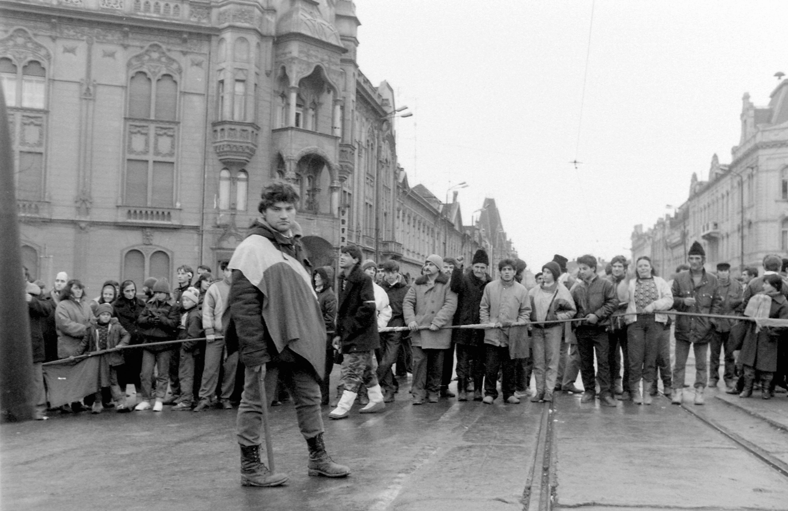 Románia,Erdély, Temesvár, Bulevardul 16 Decembrie 1989 és a Splaiul Tudor Vladimirescu kereszteződése. Romániai forradalom., 1989, Urbán Tamás, forradalom, csoportosulás, jelkép, lyukas zászló, rendszerváltás, román forradalom, Fortepan #47065