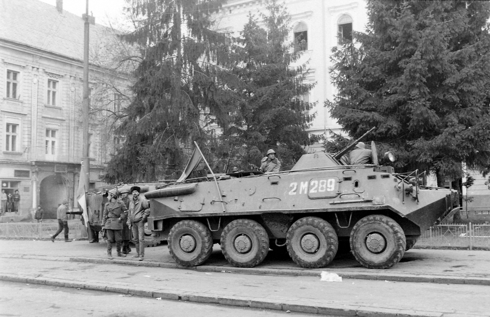 Romania,Transylvania, Timisoara, Piața Libertății (Jenő herceg tér), a román hadsereg BTR-60 típusú páncélozott szállító harcjárműve. A fák mögött a katonai kaszinó épülete. Romániai forradalom., 1989, Urbán Tamás, Soviet brand, armoured car, soldier, combat vehicle, regime change, Romanian revolution, Fortepan #47066