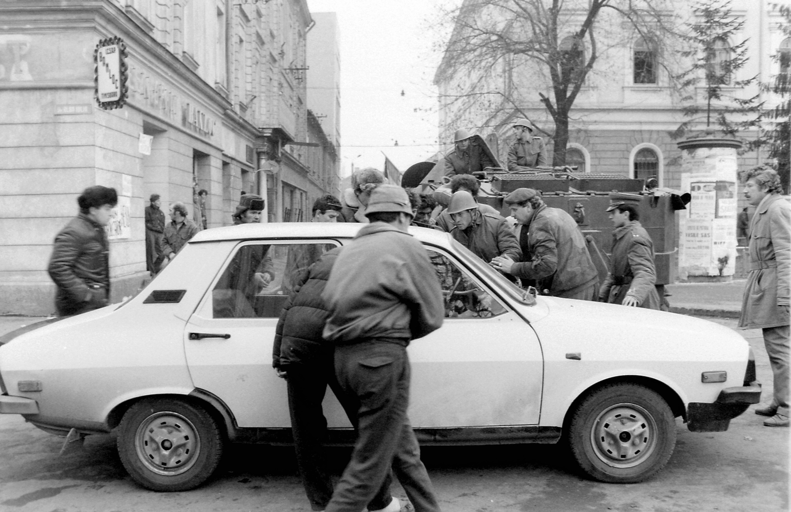 Romania,Transylvania, Timisoara, Piața Libertății (Jenő herceg tér), szemben a strada Victor Vlad Delamarina (Deák utca). Romániai forradalom., 1989, Urbán Tamás, Dacia-brand, ad pillar, soldier, regime change, Romanian revolution, identity check, Fortepan #47068