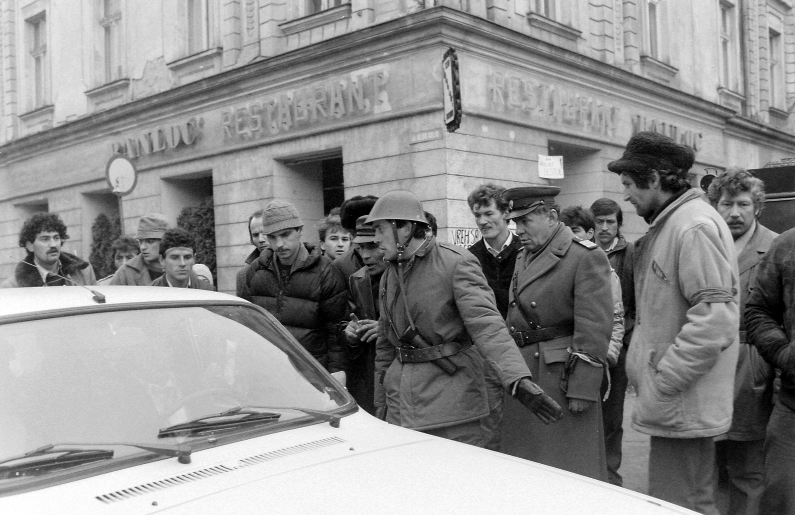 Romania,Transylvania, Timisoara, Piata Libertatii (Jenő herceg tér), balra a Strada Alba Iulia (Rezső utca) sarok. Romániai forradalom., 1989, Urbán Tamás, Dacia-brand, helmet, soldier, regime change, Romanian revolution, Fortepan #47069