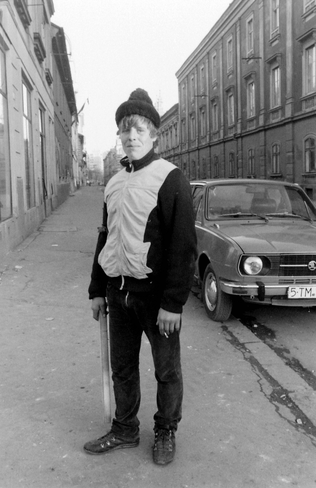 Romania,Transylvania, Timisoara, strada Emanoil Ungureanu. Romániai forradalom., 1989, Urbán Tamás, Czechoslovak brand, Skoda-brand, cap, automobile, regime change, Romanian revolution, Fortepan #47071