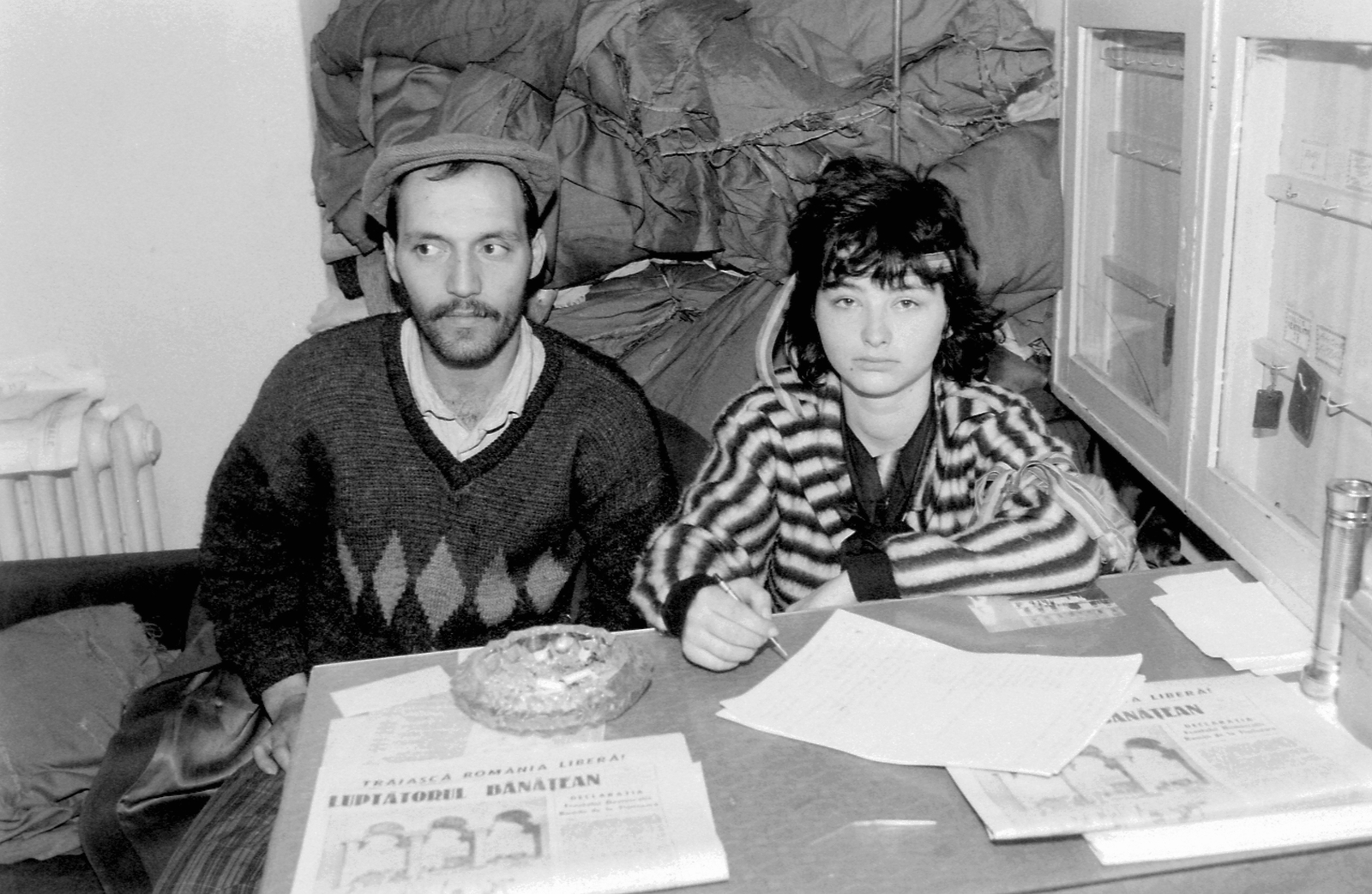 Romania,Transylvania, Timisoara, Romániai forradalom., 1989, Urbán Tamás, newspaper, man and woman, ashtray, radiator, flashlight, key locker, regime change, Romanian revolution, Fortepan #47072