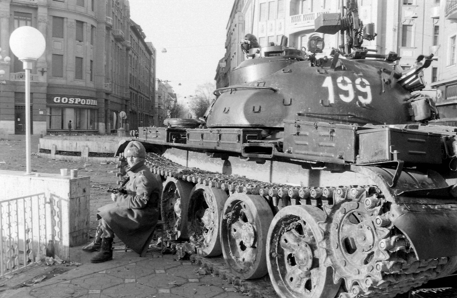 Románia,Erdély, Temesvár, Piata Victoriei, szemben a Bulevardul Republicii. Romániai forradalom., 1989, Urbán Tamás, szovjet gyártmány, harckocsi, katona, T-55 tank, rendszerváltás, román forradalom, Fortepan #47073