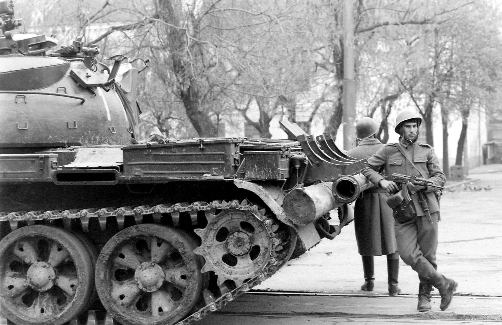 Romania,Transylvania, Timisoara, Piața Libertății (Jenő herceg tér). Romániai forradalom., 1989, Urbán Tamás, tank, Kalashnikov, weapon, helmet, soldier, regime change, Romanian revolution, Romanian soldier, Fortepan #47087