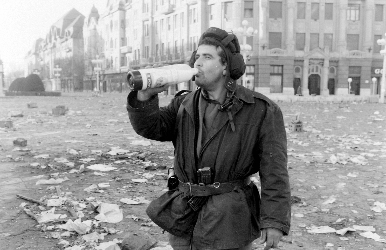 Romania,Transylvania, Timisoara, Piata Victoriei. Romániai forradalom., 1989, Urbán Tamás, street view, milk bottle, tank crew member, city centre, regime change, Romanian revolution, Romanian soldier, Fortepan #47089