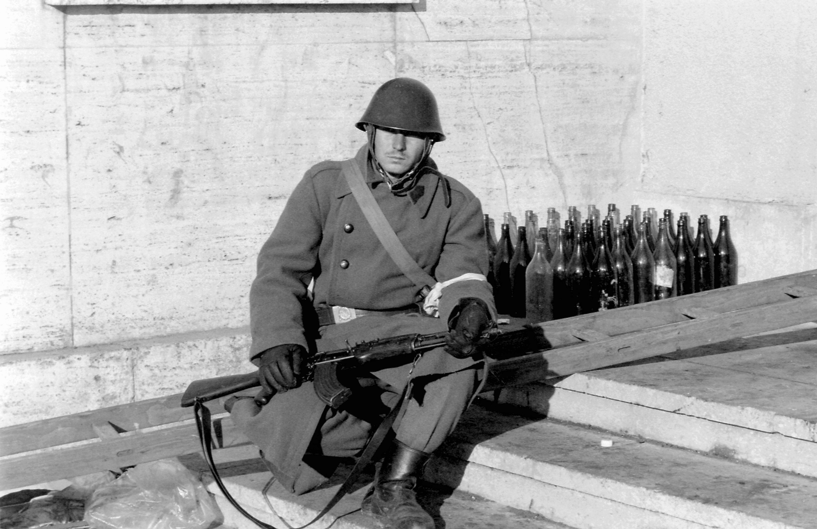 Romania,Transylvania, Timisoara, Piața Victoriei, a Művelődési Palota mellett. Romániai forradalom., 1989, Urbán Tamás, portrait, ladder, Kalashnikov, weapon, helmet, man, soldier, regime change, Romanian revolution, Romanian soldier, Fortepan #47093
