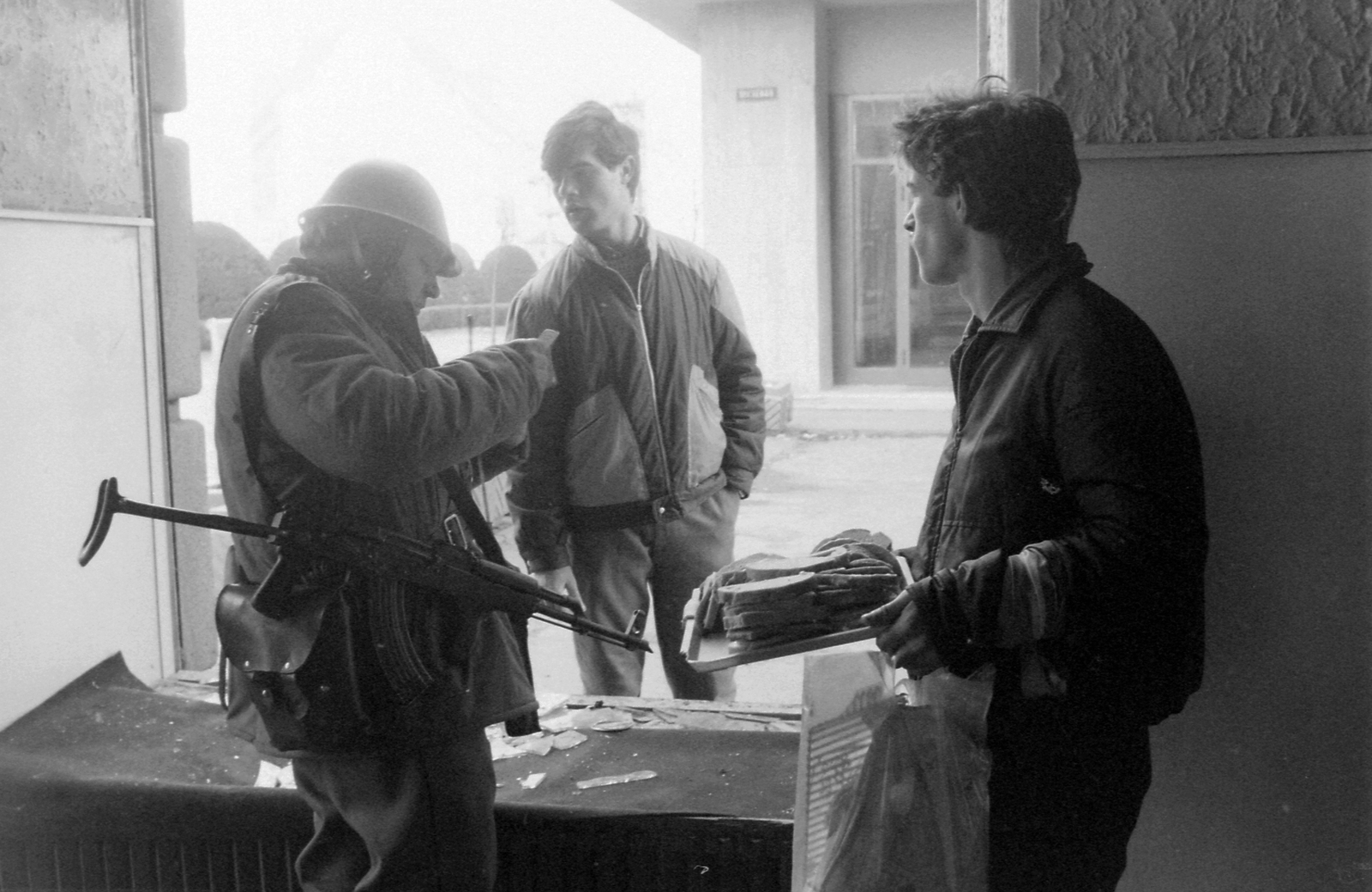 Romania,Transylvania, Timisoara, strada Nicolaus Lenau - Piața Victoriei sarok. Romániai forradalom., 1989, Urbán Tamás, uniform, men, Kalashnikov, identity check, weapon, food, helmet, soldier, loaf of bread, regime change, Romanian revolution, Romanian soldier, Fortepan #47095
