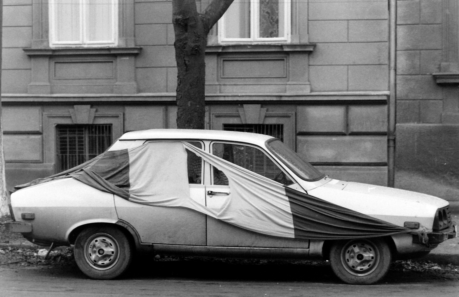 Romania,Transylvania, Timisoara, Romániai forradalom., 1989, Urbán Tamás, flag, Dacia-brand, automobile, Romanian make, symbol, flag with a hole, Romanian revolution, regime change, Fortepan #47106