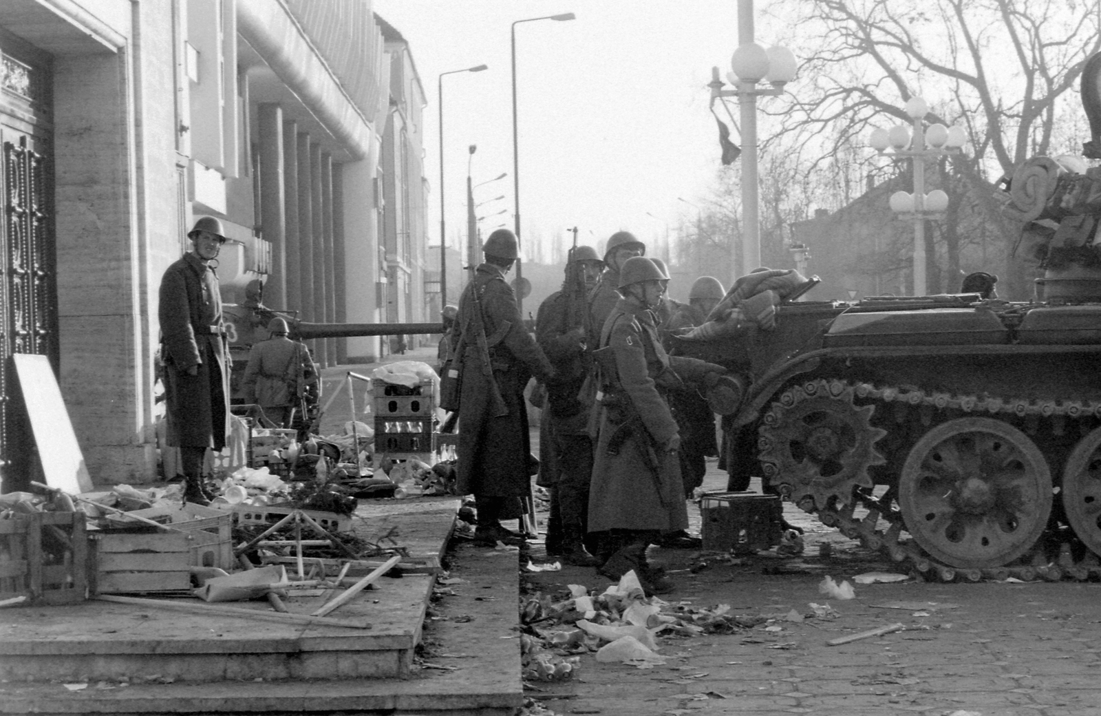 Romania,Transylvania, Timisoara, Piata Victoriei, Művelődési Palota, T-55 harckocsi. Romániai forradalom., 1989, Urbán Tamás, street view, soldier, regime change, Romanian revolution, Romanian soldier, Fortepan #47108