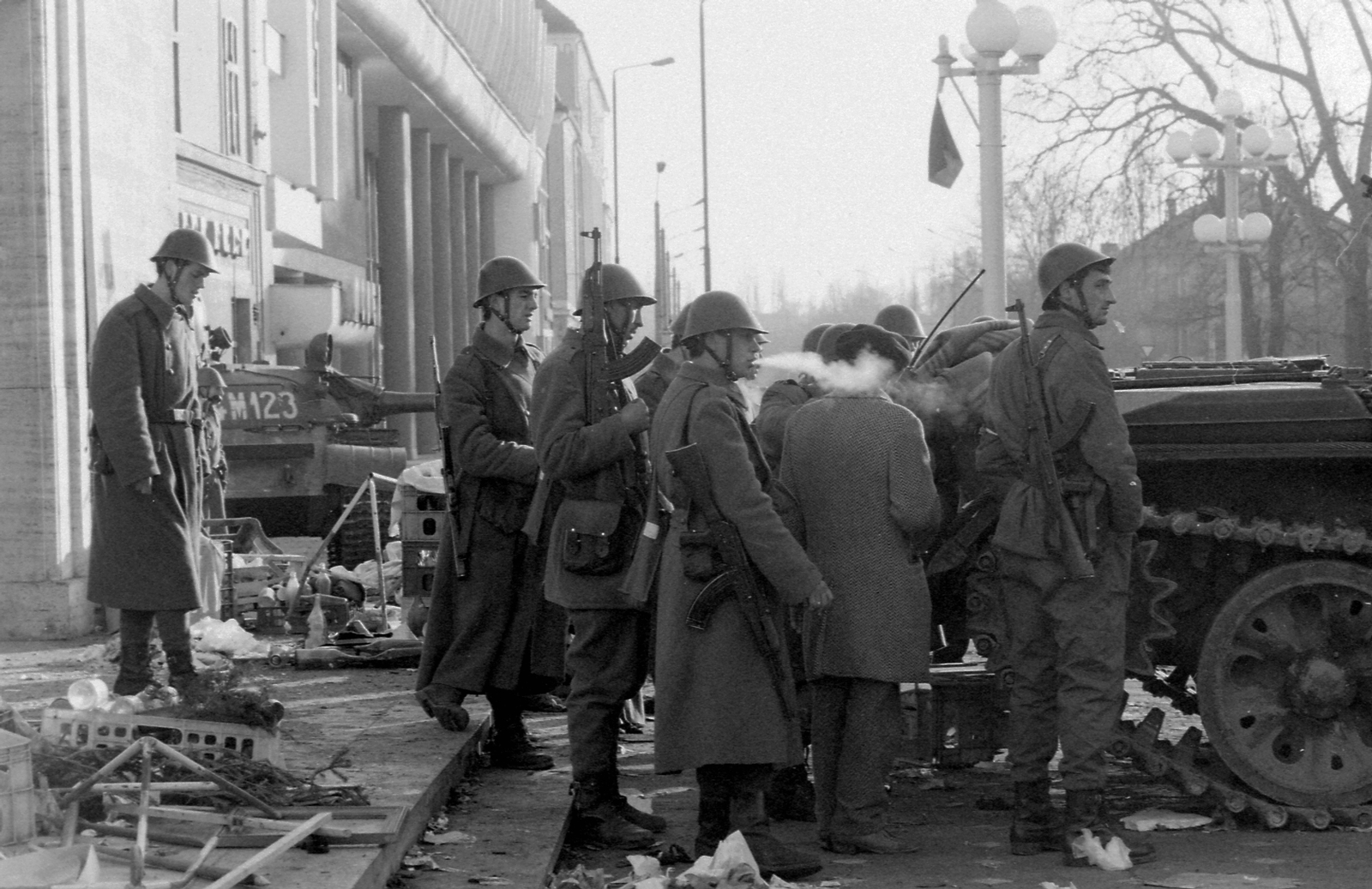 Romania,Transylvania, Timisoara, Piata Victoriei, Művelődési Palota, T-55 harckocsi. Romániai forradalom., 1989, Urbán Tamás, Kalashnikov, soldier, combat vehicle, regime change, Romanian revolution, Romanian soldier, Fortepan #47109