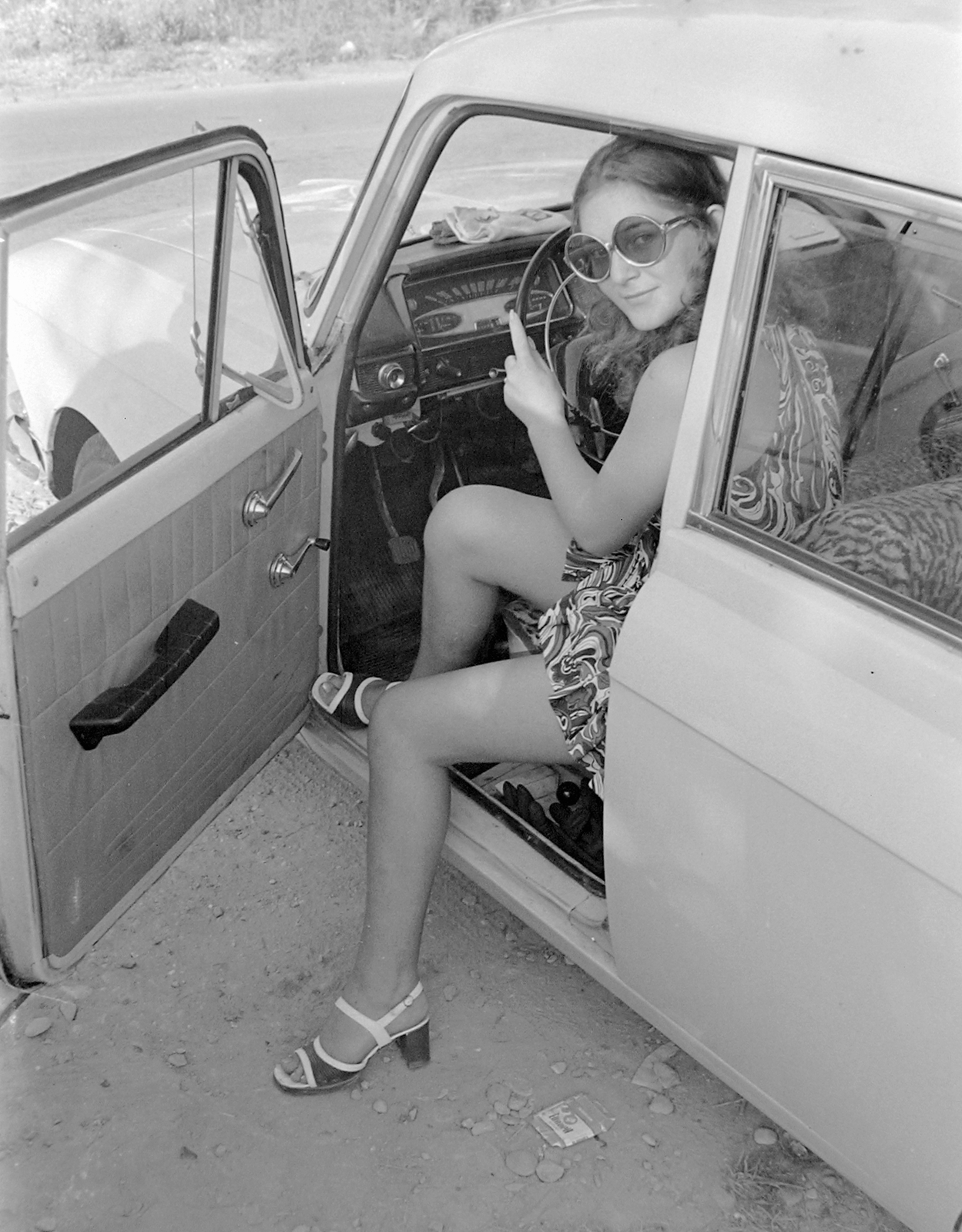 1972, Fortepan, portrait, Moskvitch-brand, chauffeur, shades, woman, lady, automobile, sandal, steering wheel, summer dresses, mini dress, girls'n'cars, looking back, Fortepan #4711