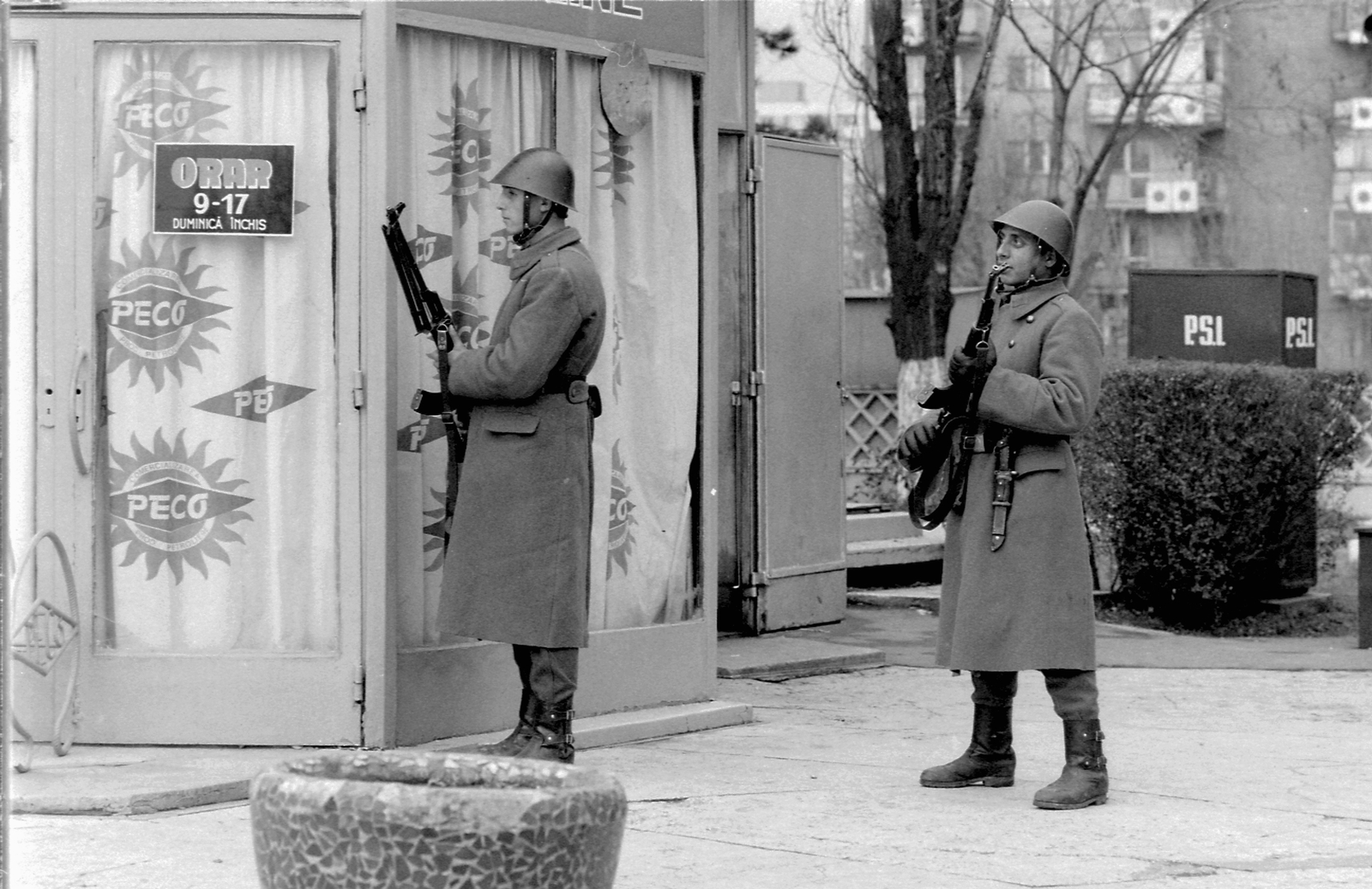 Romania,Transylvania, Timisoara, Romániai forradalom., 1989, Urbán Tamás, uniform, shop, men, Kalashnikov, weapon, gas station, soldier, guard, timetable, regime change, Romanian revolution, shopping hours, Romanian soldier, bayonet, Fortepan #47110