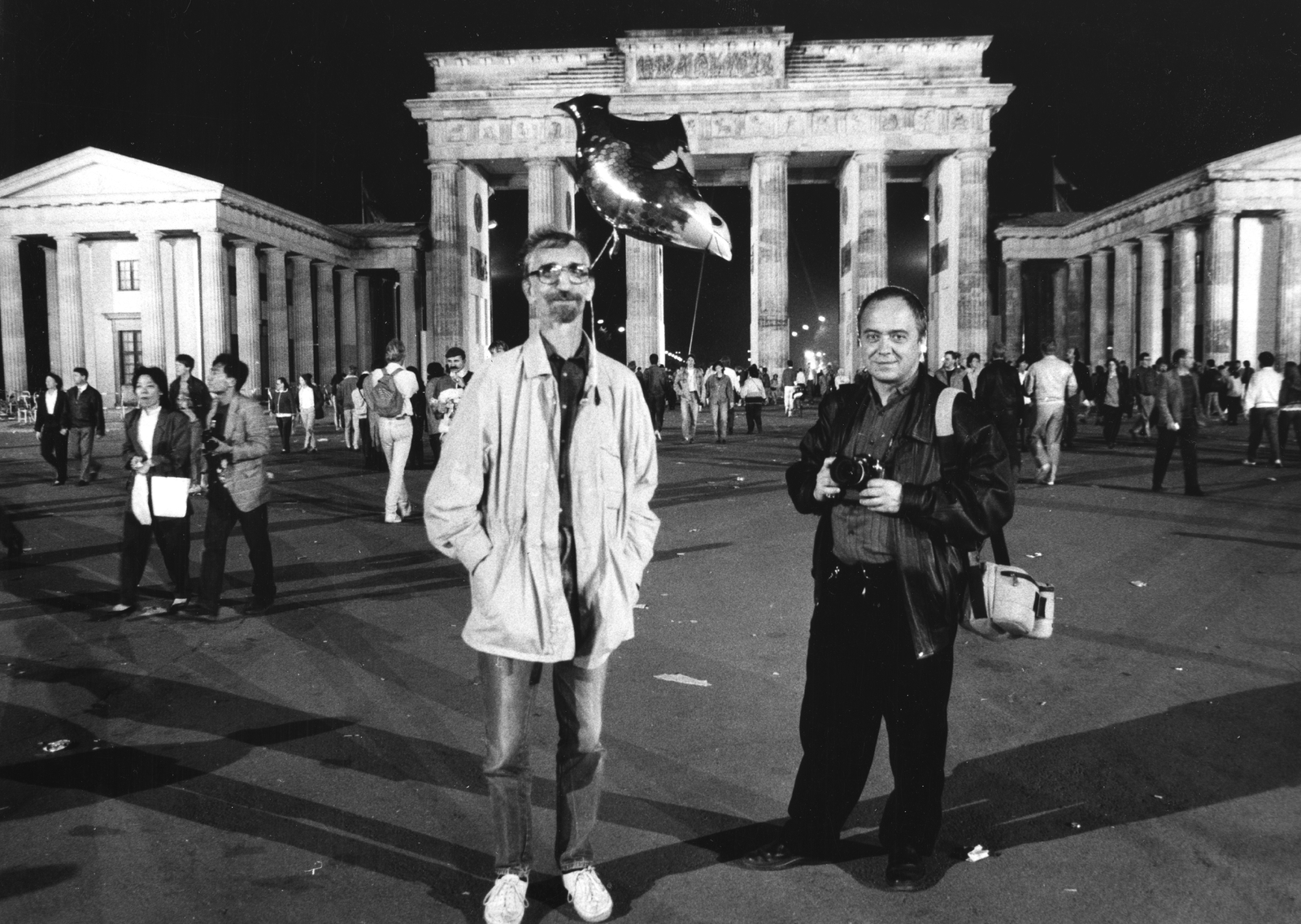 Németország, Berlin, Brandenburgi kapu. Németország újraegyesítését ünneplők 1990. október 3-án., 1990, Urbán Tamás, emlékmű, fényképezőgép, NDK, fotózás, Kelet-Berlin, neoklasszicizmus, Carl Gotthard Langhans-terv, Fortepan #47117