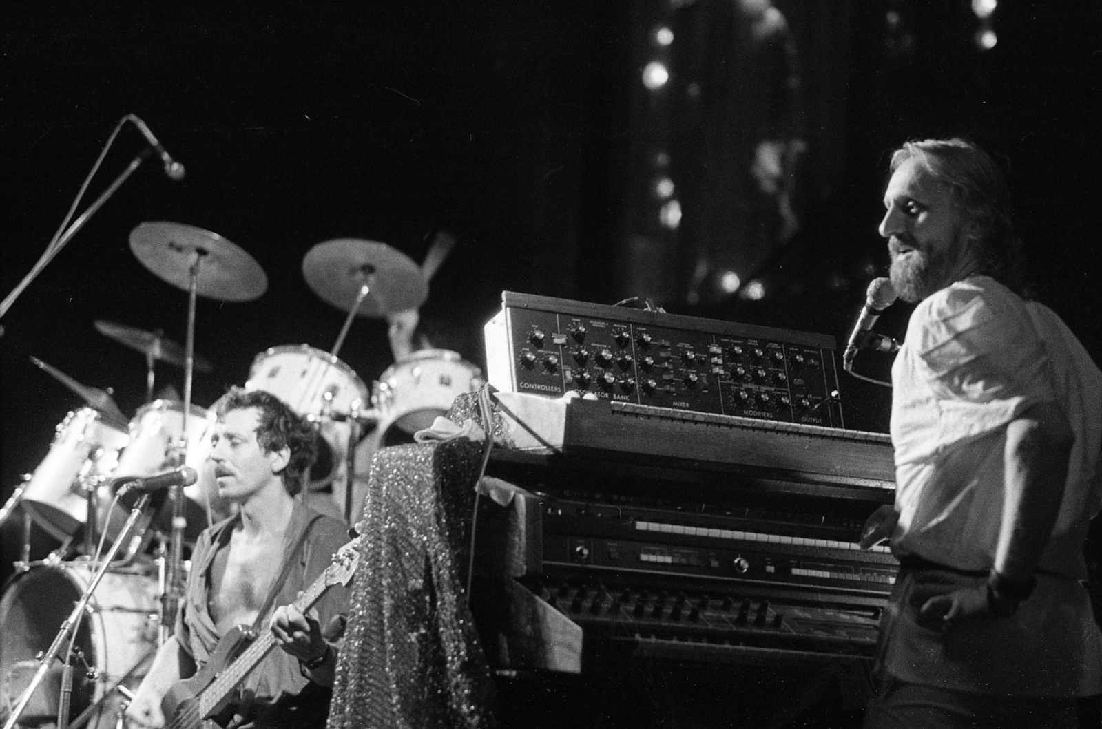 Hungary, Miskolc, Népkerti pálya, Jubileumi Rockfesztivál, Mihály Tamás, Benkő László, Omega együttes., 1983, Urbán Tamás, musical instrument, beat era, microphone, stage, guitar, drum, synthesizer, Moog-brand, rock festival, cymbal, Fortepan #47125