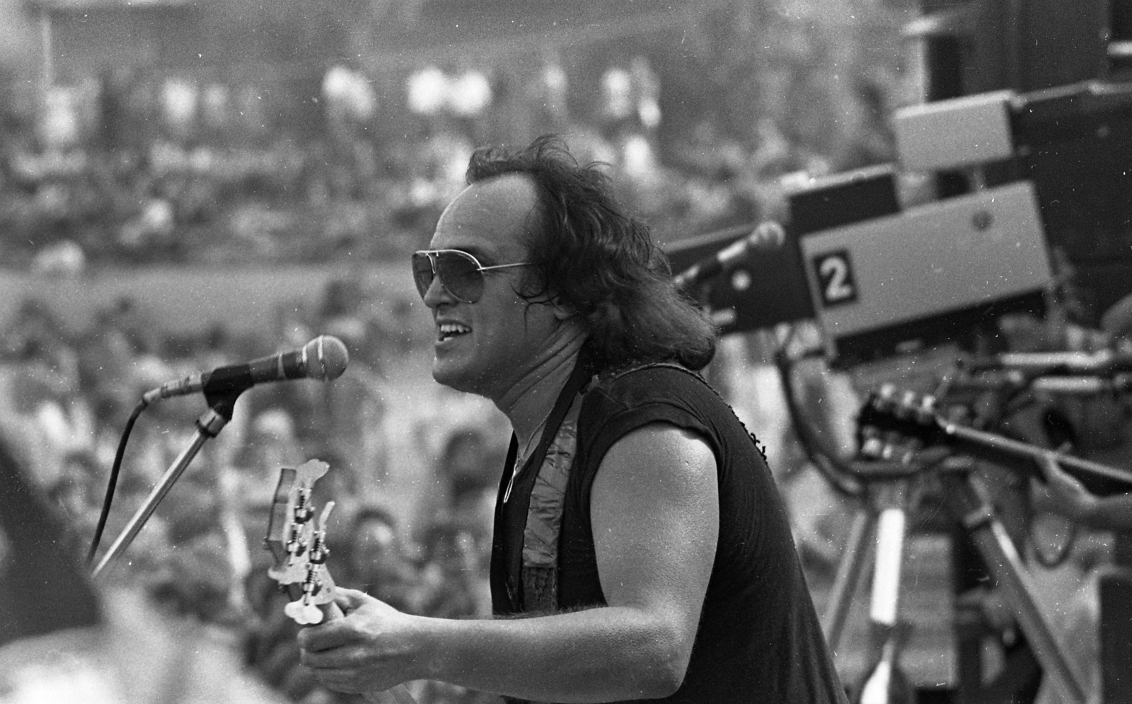 Hungary, Miskolc, Népkerti pálya, Jubileumi Rockfesztivál, Frenreisz Károly, Skorpió együttes., 1983, Urbán Tamás, celebrity, musical instrument, beat era, shades, microphone, guitar, Hungarian TV, television camera, rock festival, Thomson-CSF-brand, Fortepan #47129