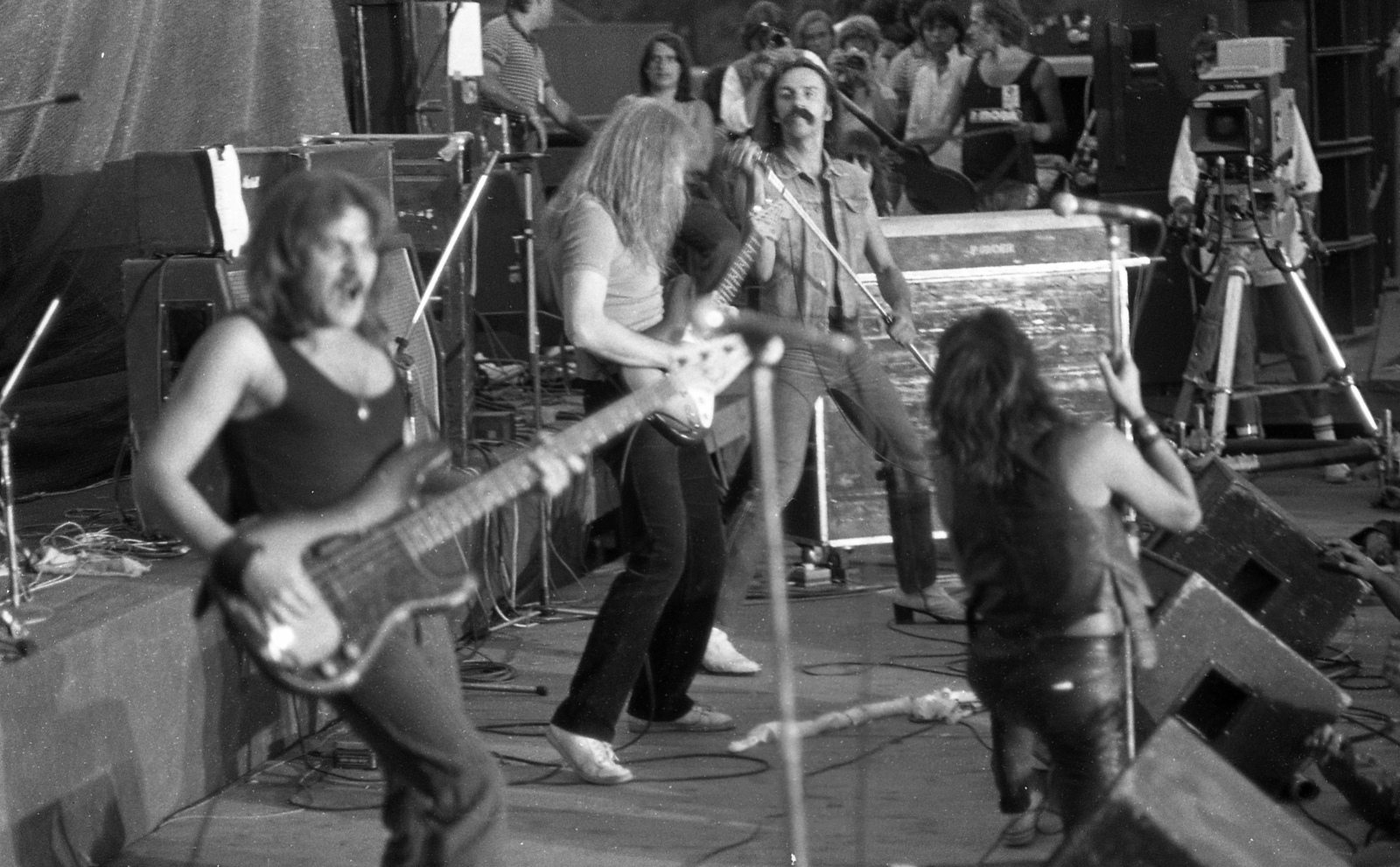 Hungary, Miskolc, Népkerti pálya, Jubileumi Rockfesztivál, P. Mobil együttes., 1983, Urbán Tamás, musical instrument, beat era, microphone, stage, guitar, Hungarian TV, television camera, rock festival, Fortepan #47130