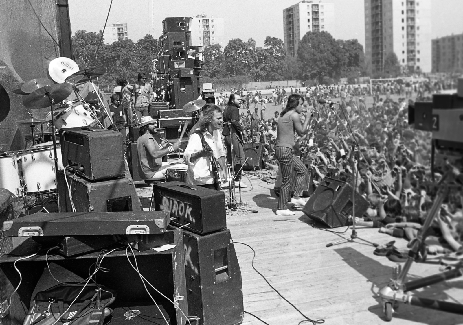 Magyarország, Miskolc, Népkerti pálya, Jubileumi Rockfesztivál., 1983, Urbán Tamás, hangszer, közönség, mikrofon, színpad, gitár, dob, hangfal, erősítő, tévékamera, rockfesztivál, Thomson-CSF-márka, Paiste-márka, cintányér, Fortepan #47142