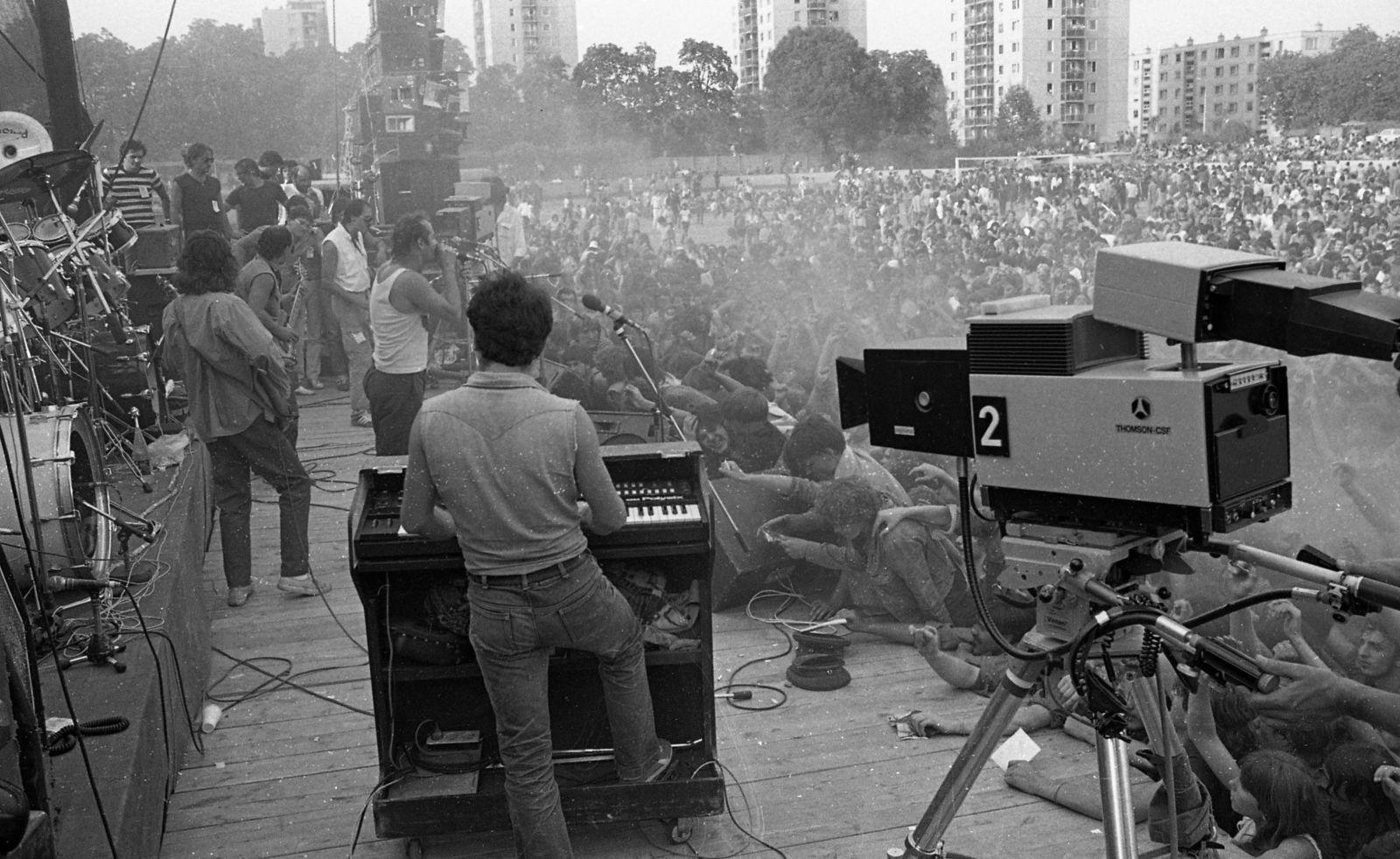 Magyarország, Miskolc, Népkerti pálya, Jubileumi Rockfesztivál, Edda Művek., 1983, Urbán Tamás, hangszer, közönség, mikrofon, színpad, gitár, dob, hangfal, szintetizátor, tévékamera, rockfesztivál, Thomson-CSF-márka, Korg Polysix, Fortepan #47143