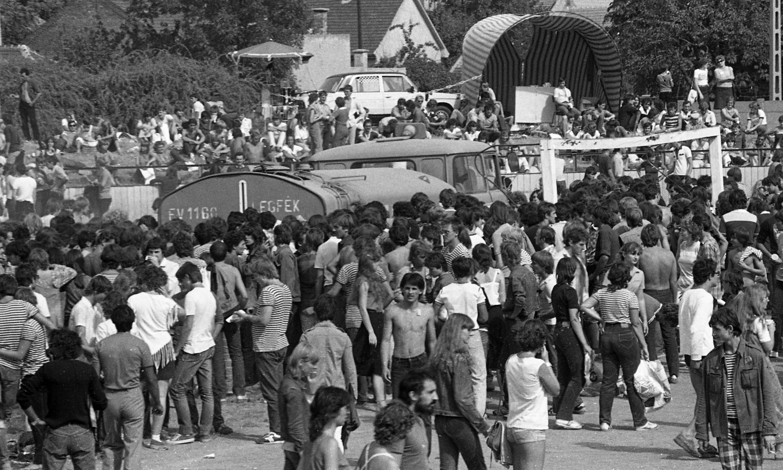 Hungary, Miskolc, Népkerti pálya, Jubileumi Rockfesztivál., 1983, Urbán Tamás, audience, half-naked, rock festival, Fortepan #47148