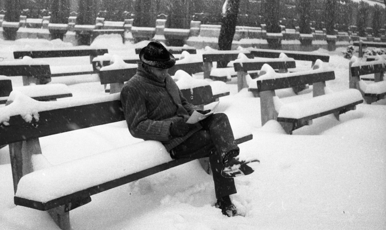 Hungary, Budapest XI., padok a Budapesti Műszaki Egyetem (később Budapesti Műszaki és Gazdaságtudományi Egyetem) K épületének sarkánál., 1966, Urbán Tamás, winter, snow, reading, bench, Budapest, leg over leg, Budapest University of Technology, Fortepan #47158