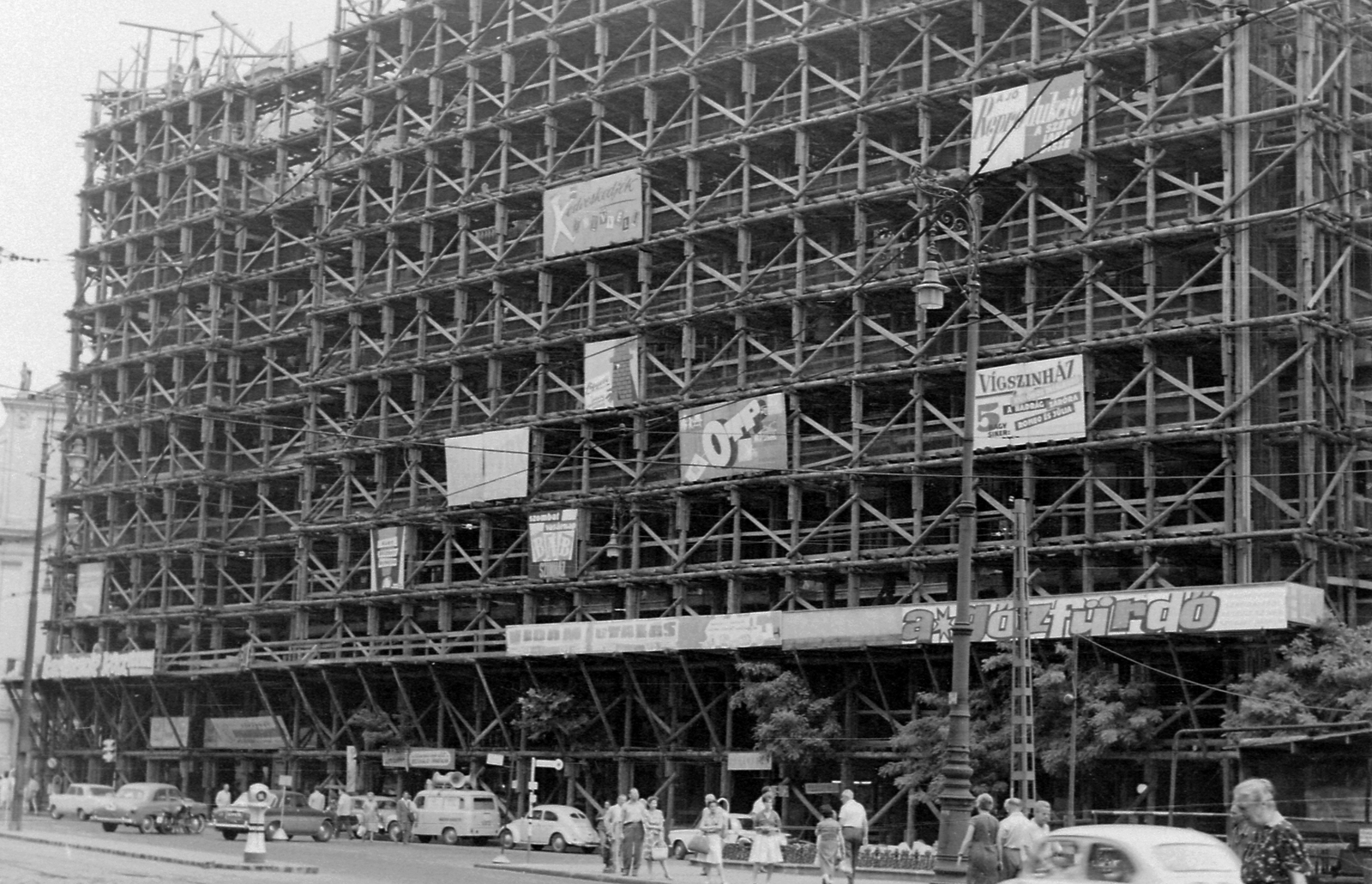 Magyarország, Budapest V., Ferenciek tere (Felszabadulás tér) 2. (Királyi bérpalota)., 1963, Urbán Tamás, reklám, állvány, tatarozás, épületfelújítás, Budapest, háborús kár, Fortepan #47161