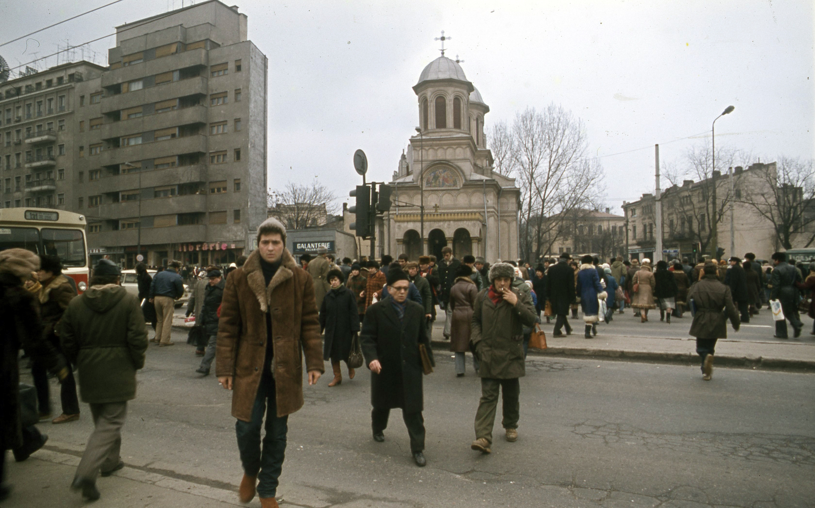 Romania, Bucharest, Piata Unirii a Bulevardul Ion C. Bratianu (Bulevardul 1848) torkolatánál, szemben a Szent Új János-templom (Biserica Sfântul Ioan cel Nou)., 1986, Urbán Tamás, church, colorful, book store, trolley bus, lamp post, haberdashery, Eastern Orthodox Church, fur hat, Fortepan #47164