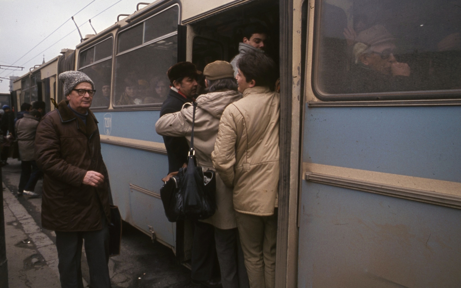 Románia, 1986, Urbán Tamás, színes, tömeg, trolibusz, Fortepan #47165
