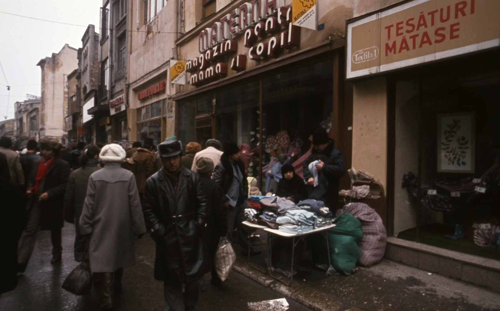 Romania, Bucharest, Strada Lipscani a Strada Selari felől nézve., 1986, Urbán Tamás, trading, colorful, Show window, shop, sign-board, fair, fur hat, Fortepan #47173