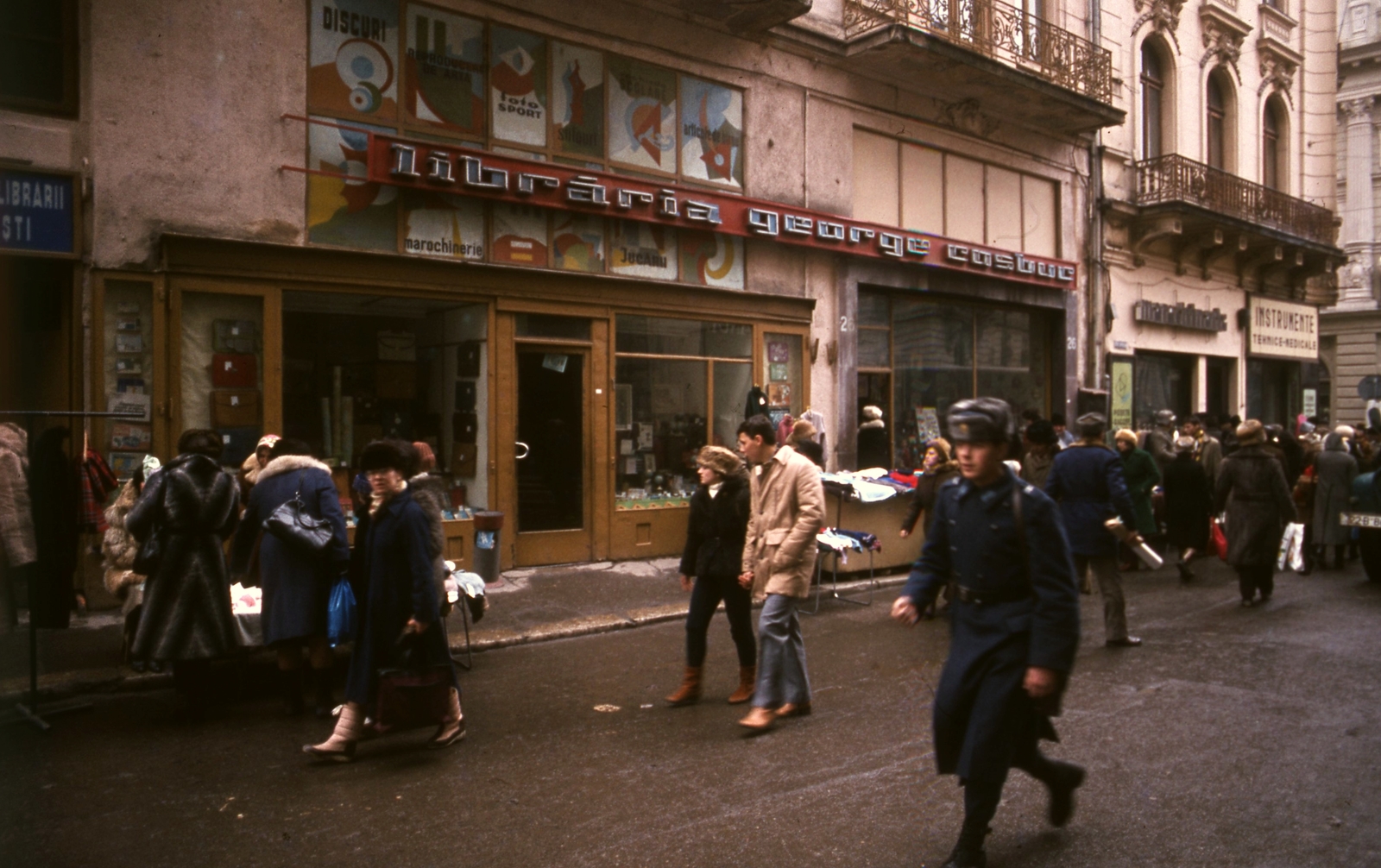 Romania, Bucharest, Strada Lipscani a Strada Smardan felé nézve., 1986, Urbán Tamás, colorful, Show window, book store, soldier, fair, neon sign, fur hat, Fortepan #47174