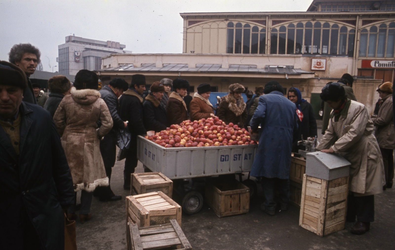 Románia, Bukarest, Piata Unirii, nagycsarnok és piac., 1986, Urbán Tamás, színes, piac, gyümölcs, láda, árus, szőrmesapka, Gostat, Fortepan #47175