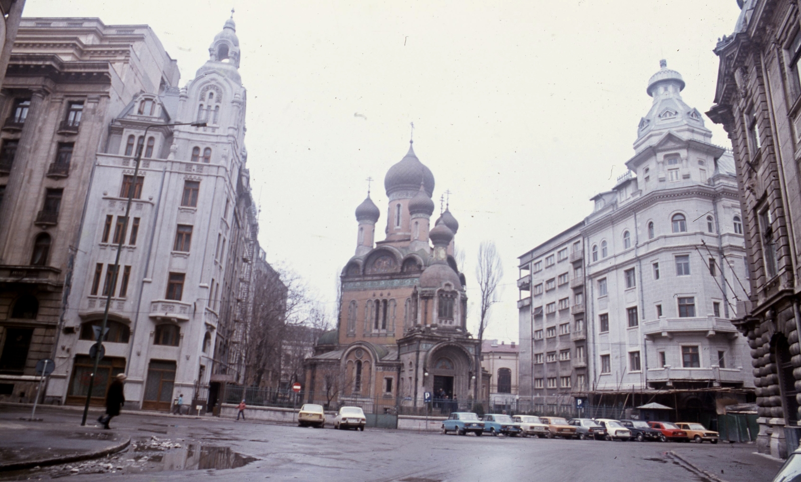 Románia, Bukarest, Strada Ioan Ghica, Szent Miklós orosz ortodox templom az Egyetem tér (Piata Universităţii) felől nézve., 1986, Urbán Tamás, templom, színes, csehszlovák gyártmány, Skoda-márka, Lada-márka, Dacia-márka, román gyártmány, görögkeleti, pravoszláv templom, Fortepan #47178