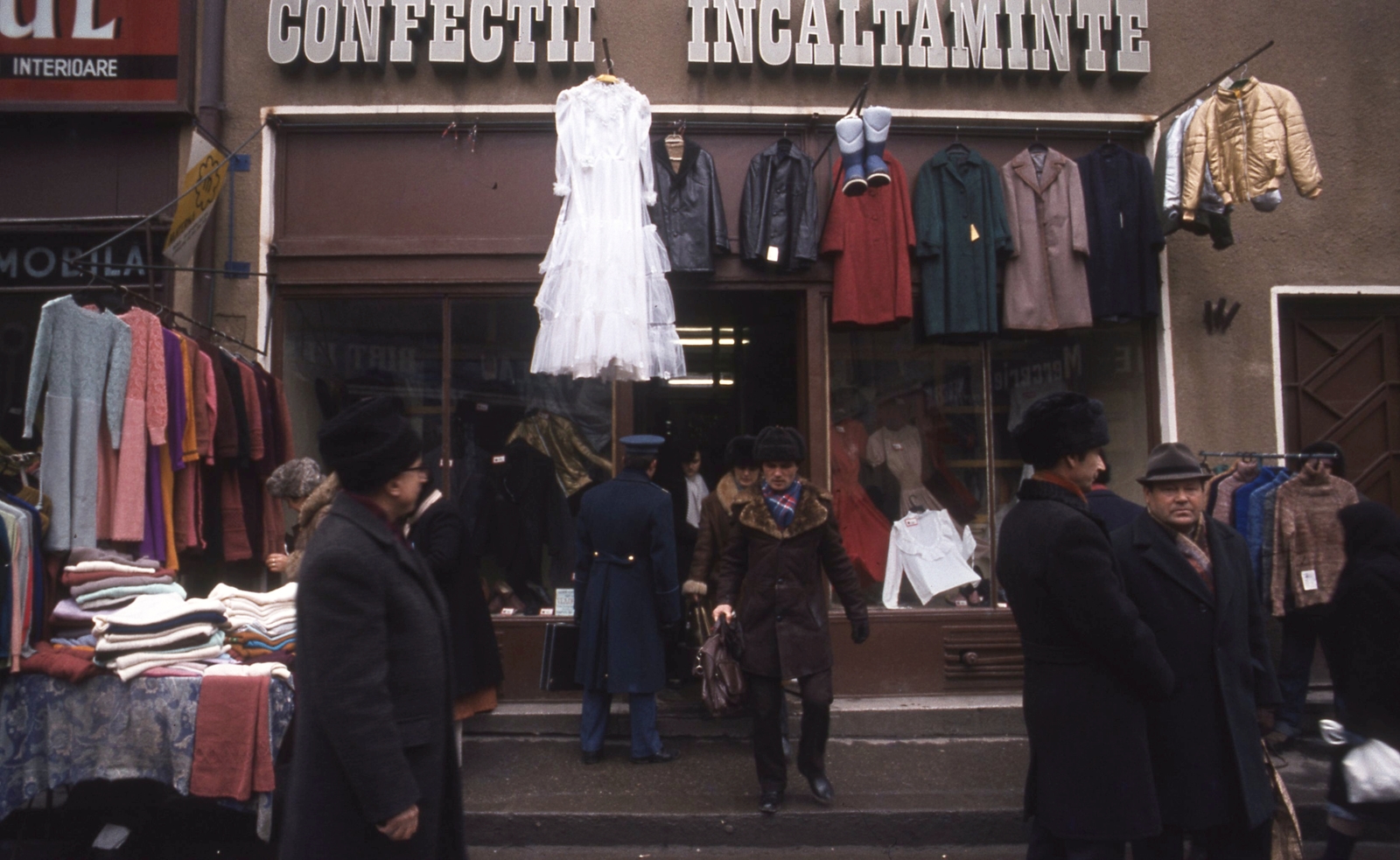 Romania, Bucharest, Strada Lipscani., 1986, Urbán Tamás, colorful, Show window, shoe store, clothing store, fur hat, Fortepan #47179