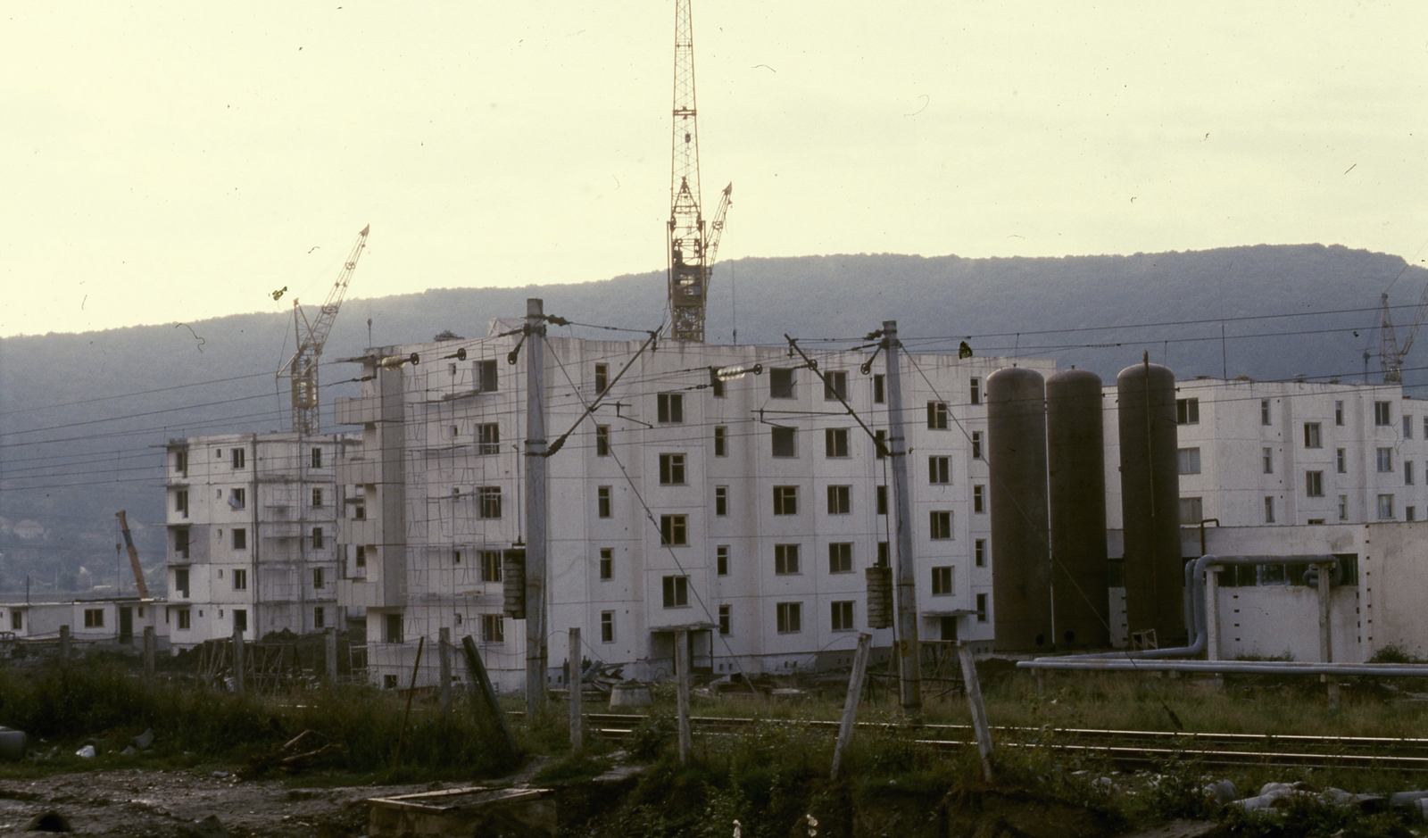 Romania, 1989, Urbán Tamás, railway, colorful, construction, blocks, Fortepan #47184