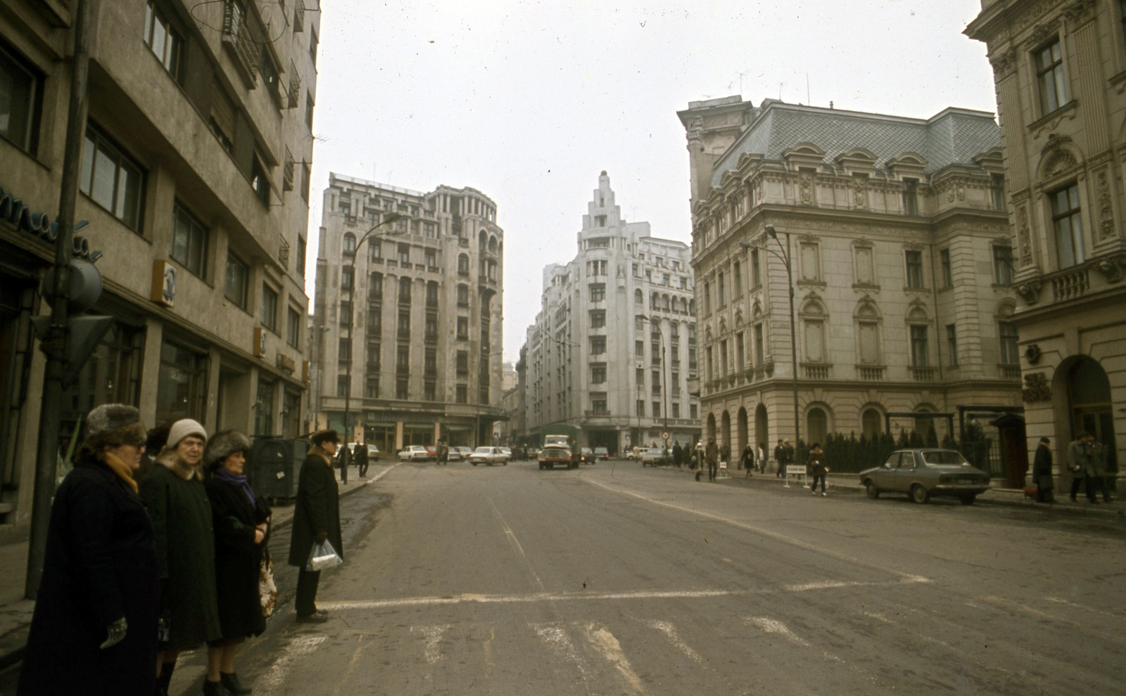 Románia, Bukarest, Strada Ion Campineanu a Calea Victoriel felől a Strada Academiei felé nézve., 1986, Urbán Tamás, utcakép, ZIL-márka, Dacia-márka, román gyártmány, szőrmesapka, Fortepan #47189